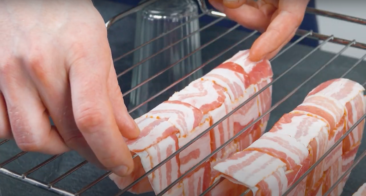 Bacon-Geflechte werden Ã¼ber Gitterrost gehangen