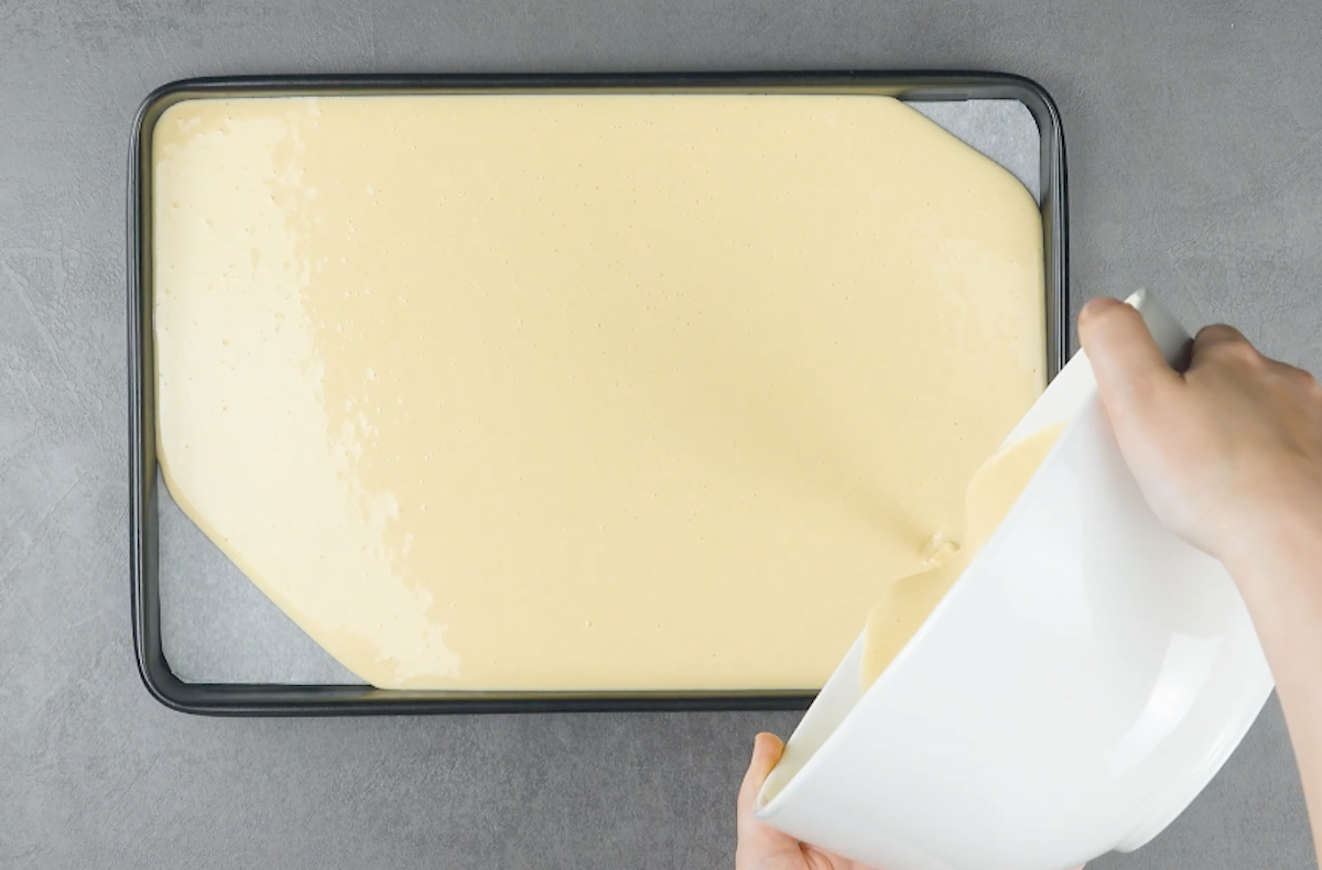 Pfannkuchenteig wird auf ein Blech gegeossen