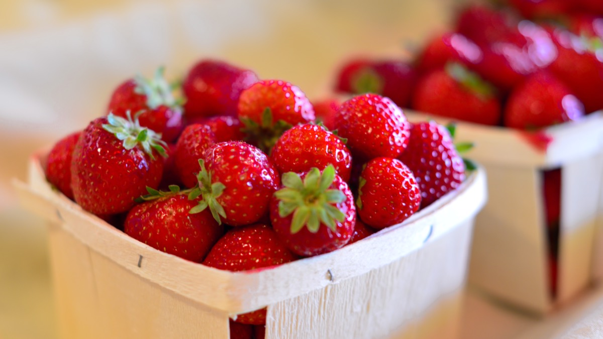 Erdbeeren lagern: Zwei HolzkÃ¶rbchen voller frischer Erdbeeren.