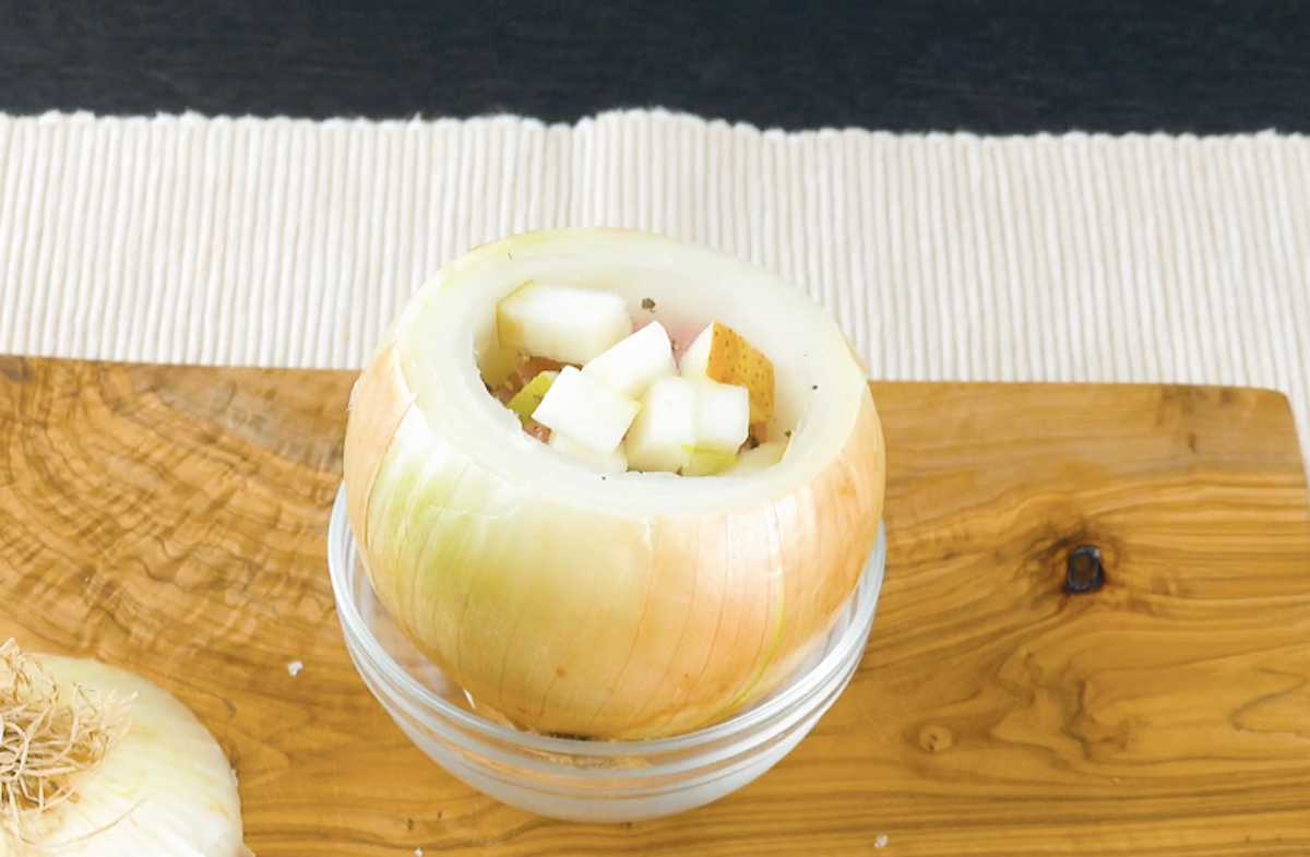 AusgehÃ¶hlt Zwiebel mit FÃ¼llung aus Birnen und Schweinefleisch