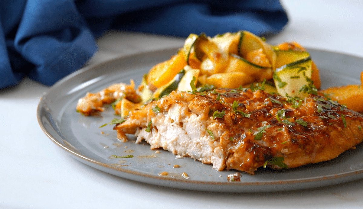 HÃ¤hnchenpfanne mit Kartoffeln und Zoodles auf einem Teller