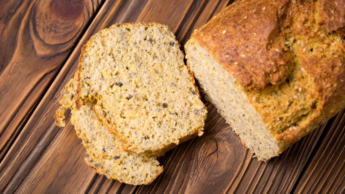 Kichererbsen-Brot mit Quinoa auf einem Holztisch