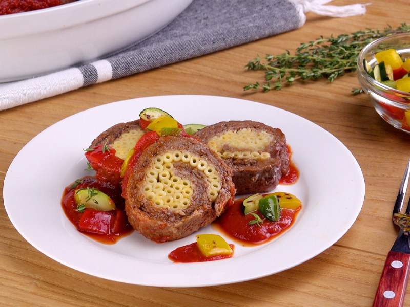 Nudel-Hackfleisch-Rolle mit Tomatensoße