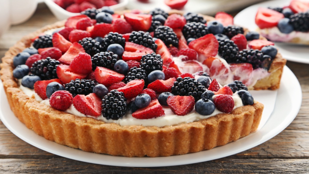 Obstkuchen mit Beeren