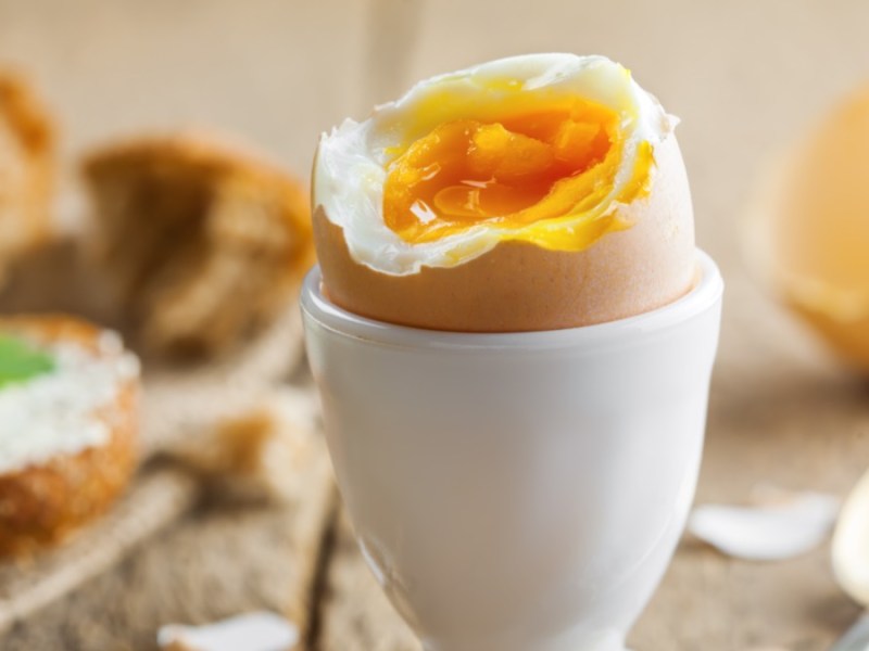 Eier kochen: ein geköpftes Ei im Eierbecher