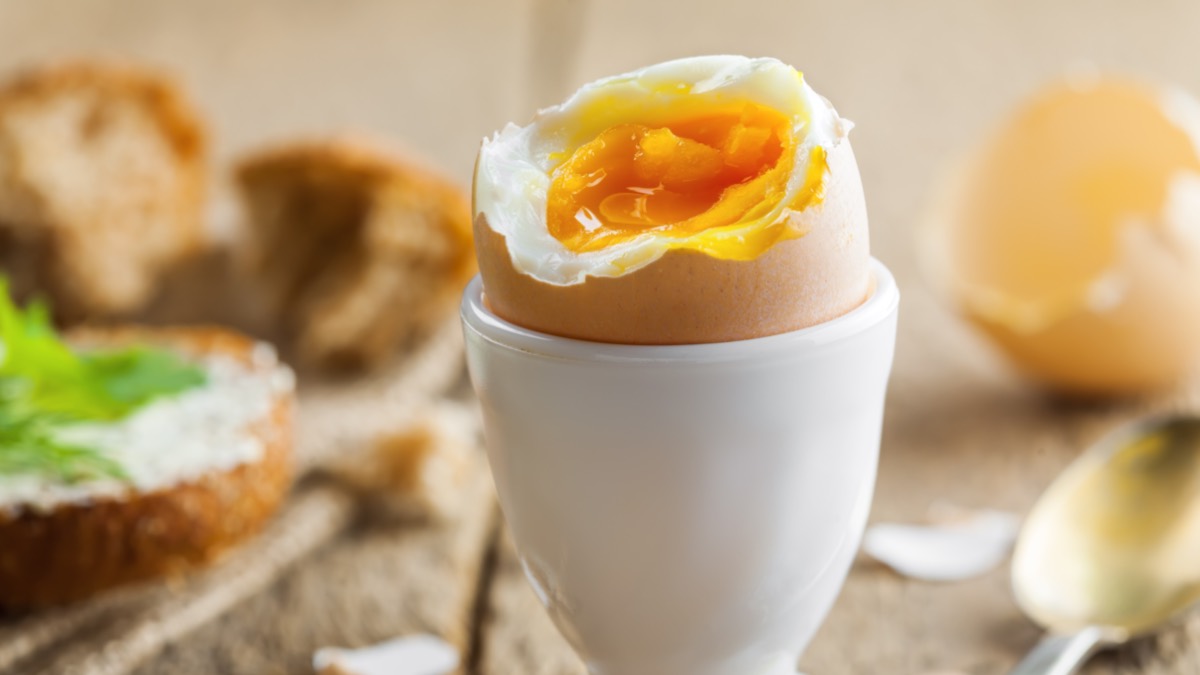 Eier kochen: ein geköpftes Ei im Eierbecher
