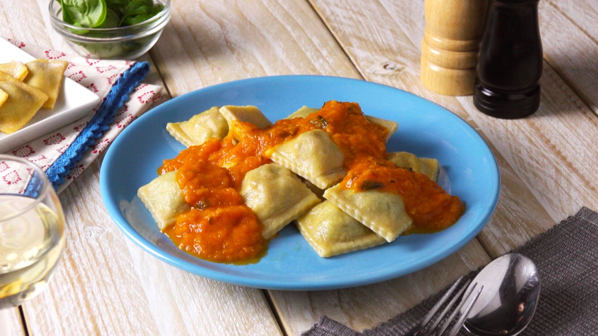 Teller mit Ravioli aus der Eiswürfelform