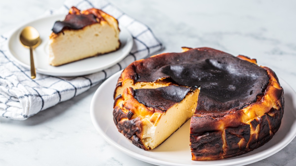 Baskischer Käsekuchen auf einem Tisch