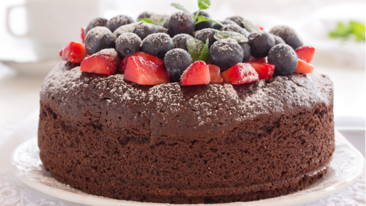 Schokokuchen mit Beeren auf einem Tisch