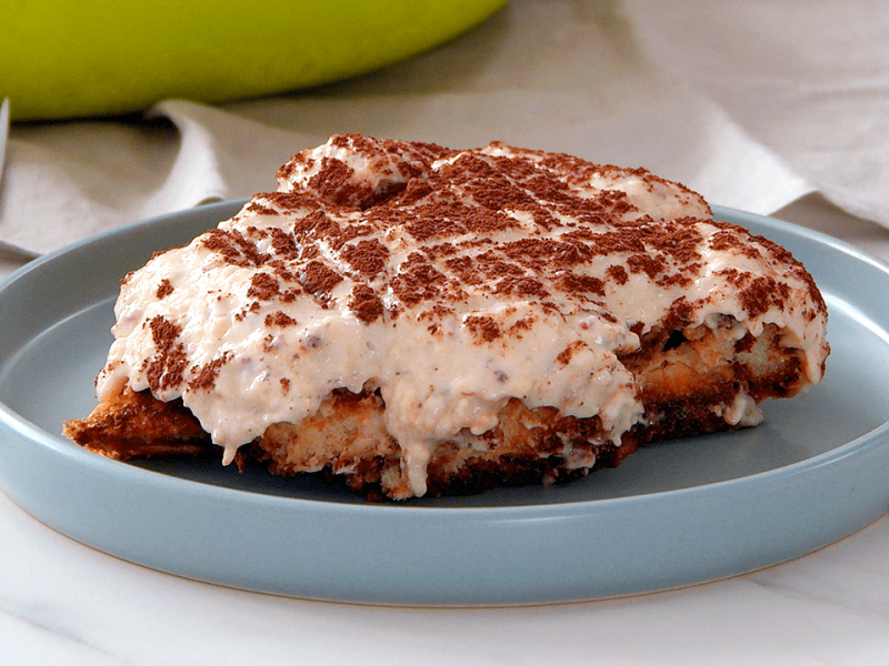Tiramisu mit Apfel auf einem Teller.