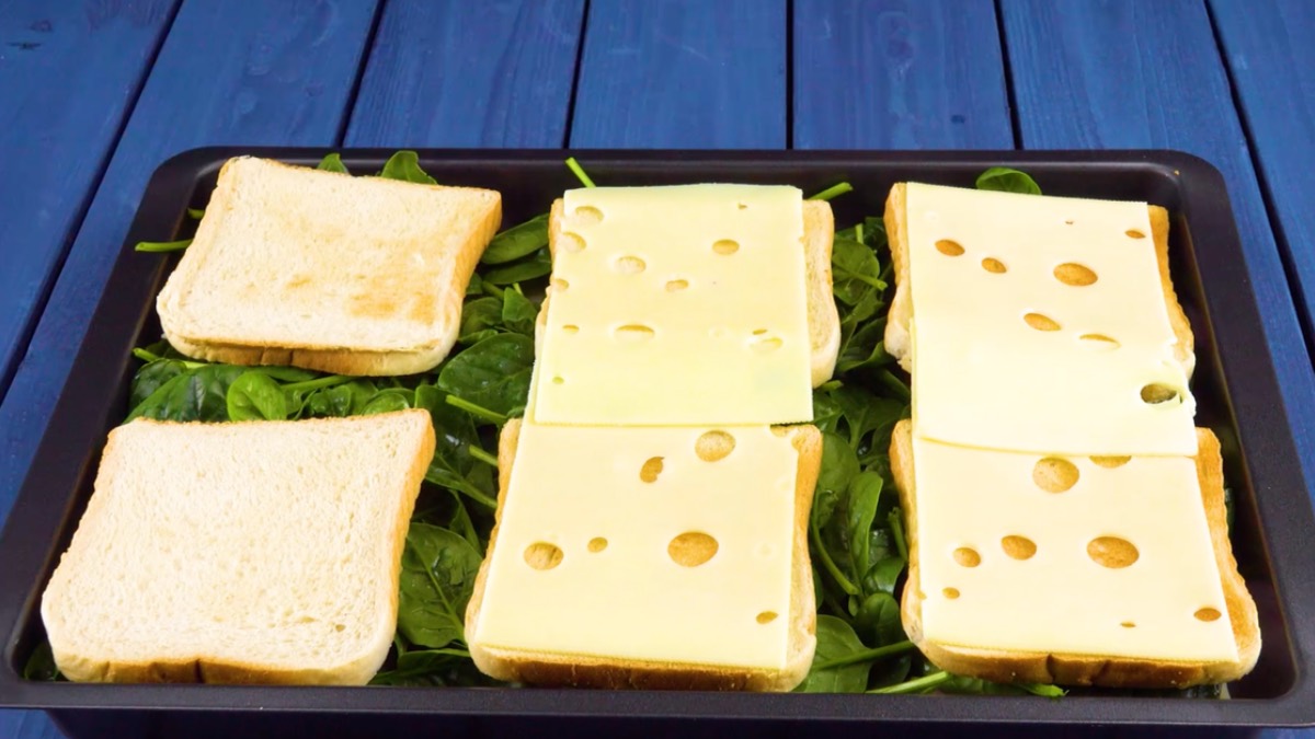 Je 6 Toastbrotscheiben werden auf Backblech verteilt und mit Spinat gefÃ¼llt und mit KÃ¤sescheibe belegt