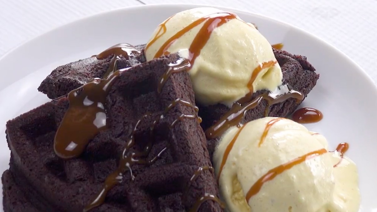 Waffel-Brownies mit Vanilleeis und KaramellsoÃŸe