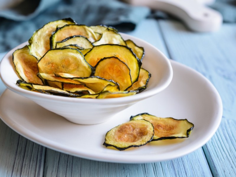 Zucchini-Chips in einer Schüssel.