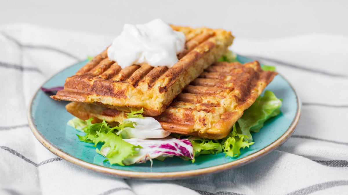 2 Schinken-KÃ¤se-Waffeln mit Dip und Salat auf grÃ¼nem Teller