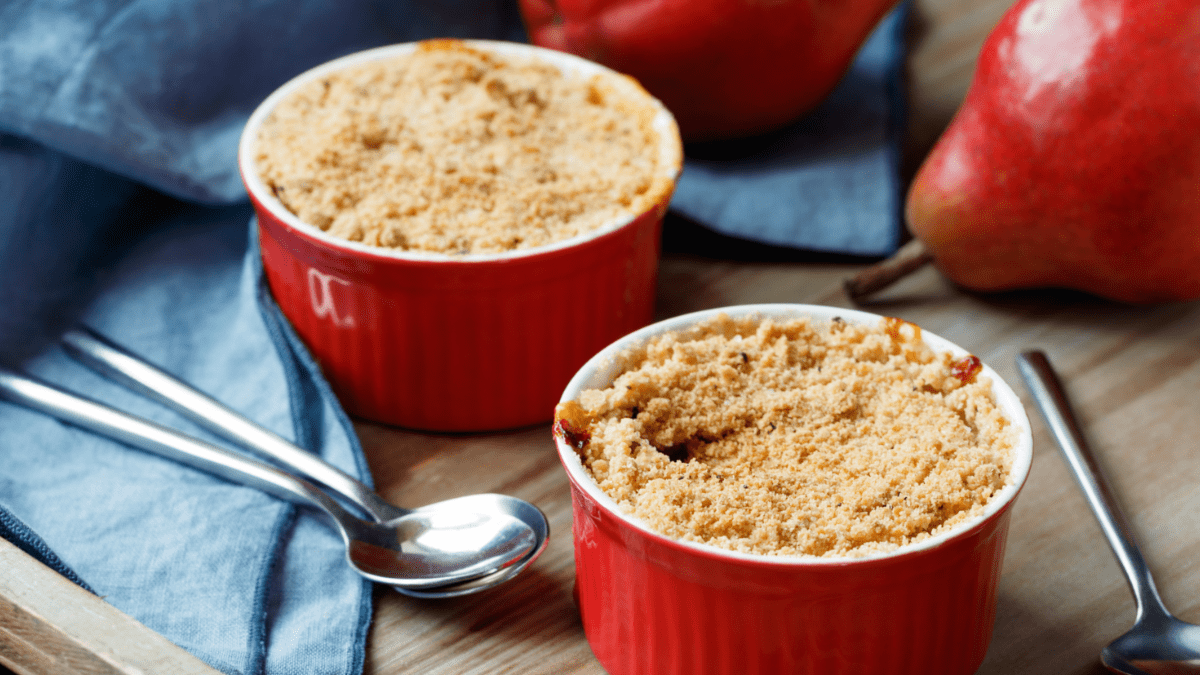 2 kleine Auflaufformen mit Birnen-Crumble