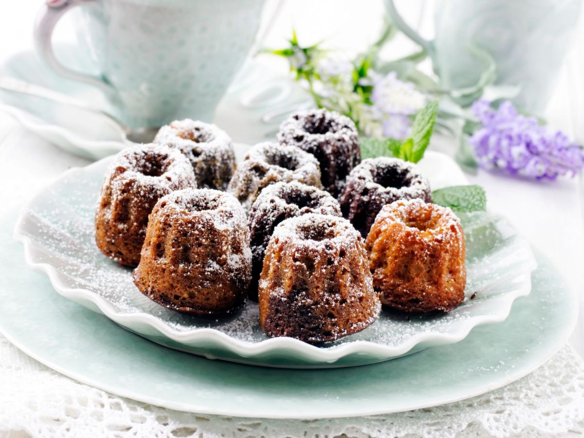 Mini-Lebkuchen-Gugelhupf, serviert auf einem Teller, bestÃ¤ubt mit Puderzucker.