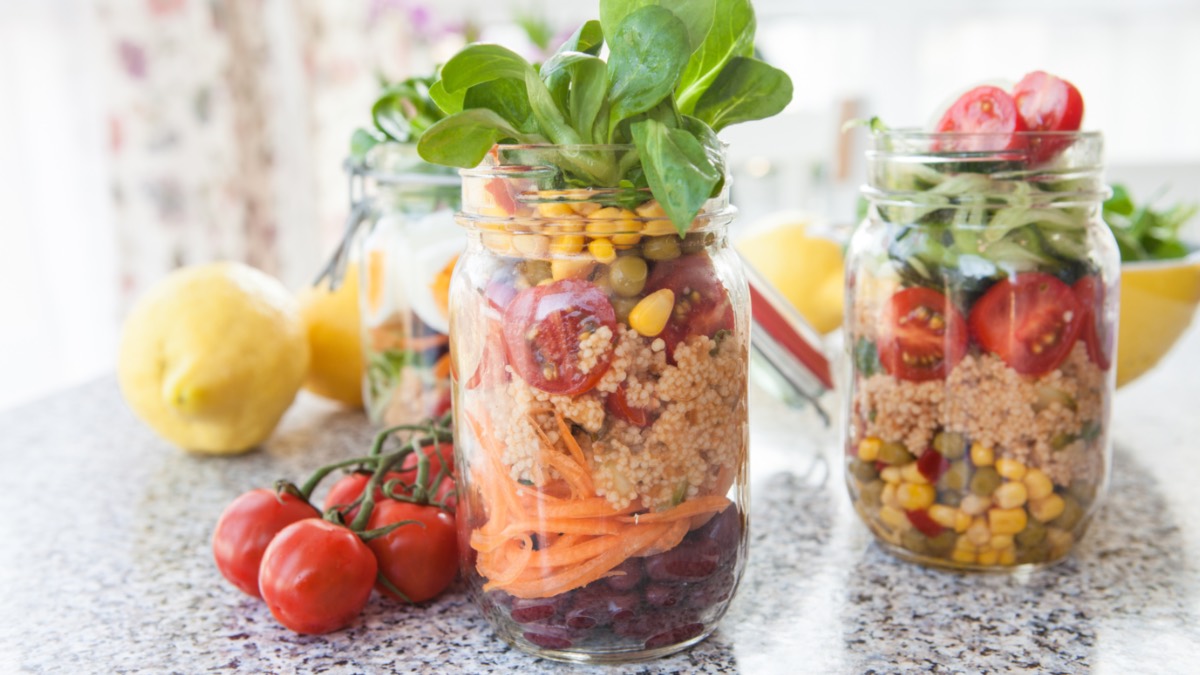 Schichtsalat im Glas mit Bulgur