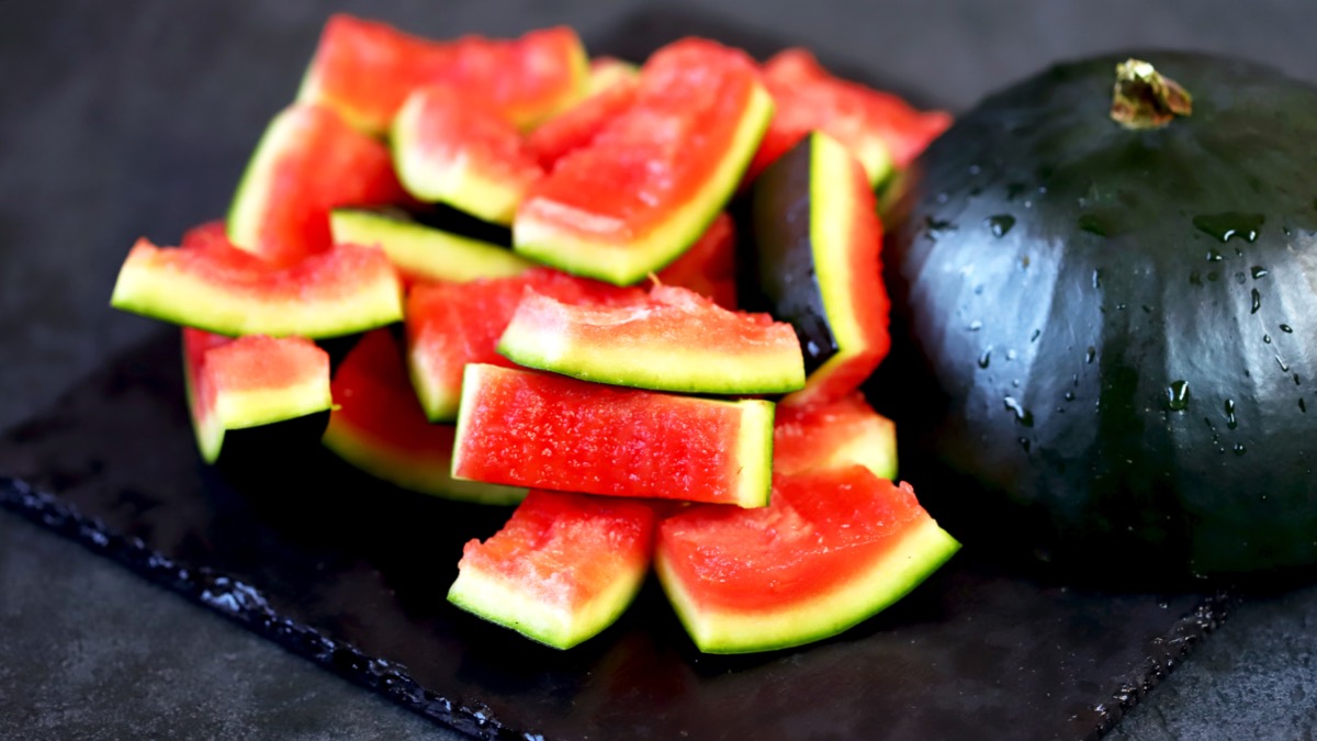 Wassermelonenschalen neben einer Wassermelone