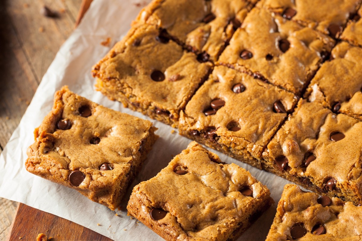 Blondies mit Schokoladentropfen, in Quadrate geschnitten