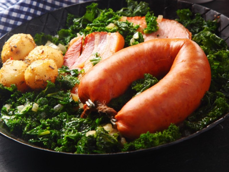 Eine Portion Grünkohl mit Pinkel, Kassler und Kartoffeln.