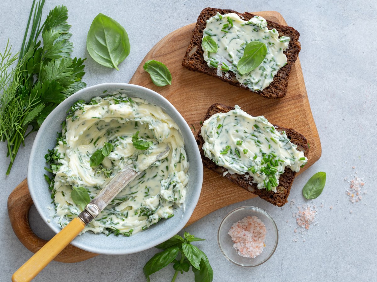 Knoblauch-Parmesan-Butter: Dieser Brotaufstrich darf beim Grillen nicht fehlen