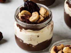 Tiramisu Overnight Oats, serviert in einem Glas.