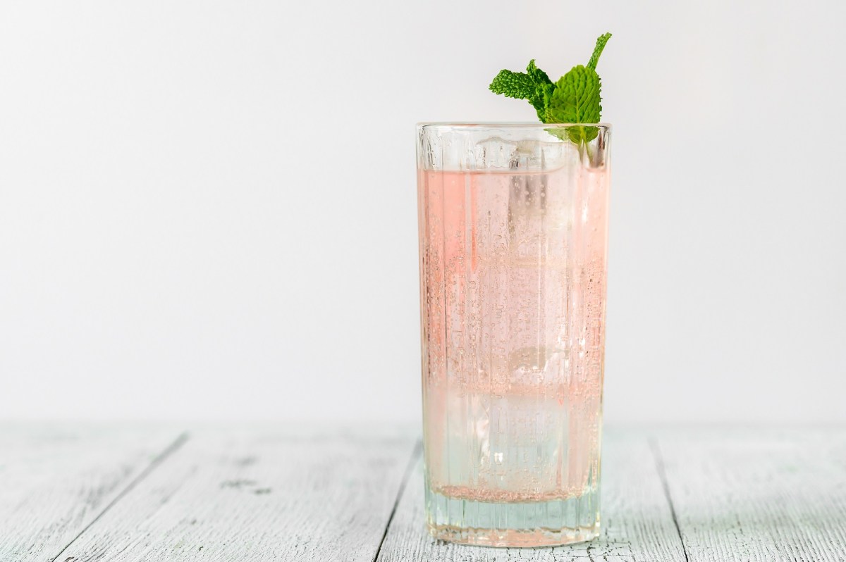 Ein Glas Vin Tonic mit Eiswürfeln und Minze