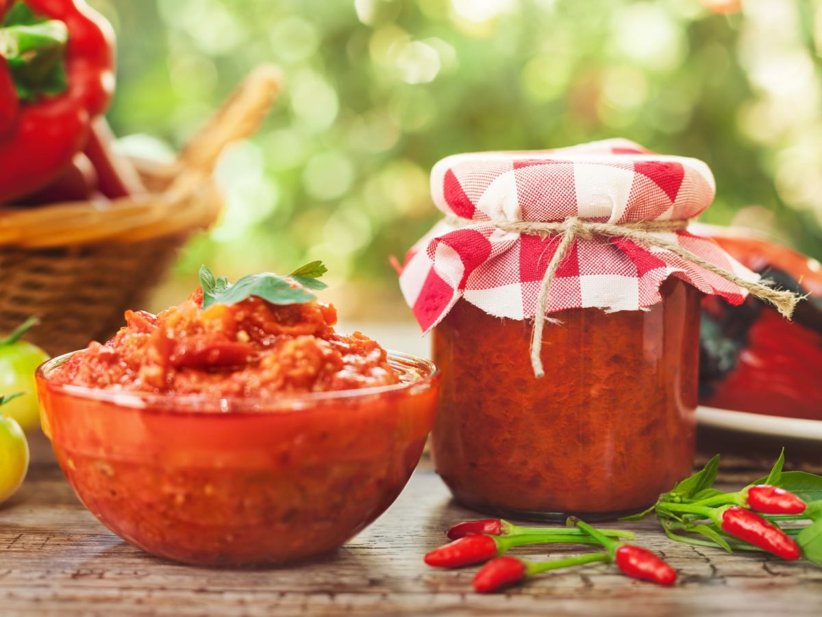 Ajvar im Glas und in einem SchÃ¤lchen angerichtet.