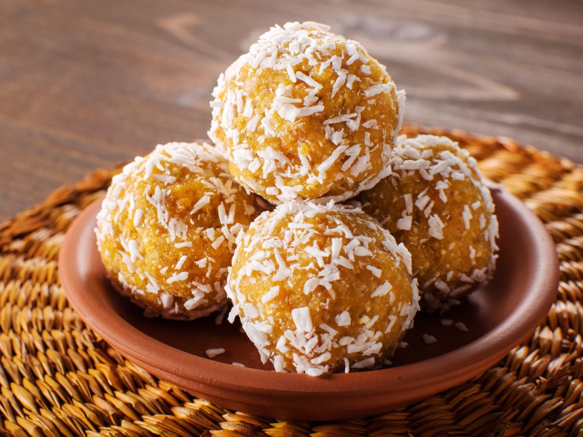 Carrot Cake Energy Balls in einer Schale übereinander gestapelt.