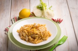 Ein Teller mit Nudeln und Fenchel auf grünem Tuch und hellem Untergrund