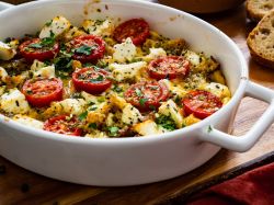 Feta-Tomaten-Auflauf, gebacken in einer weißen Auflaufform.