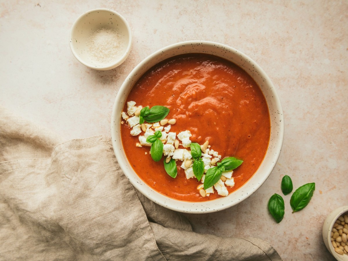 Griechische Tomatensuppe mit Feta: sommerliche Rezept-Idee