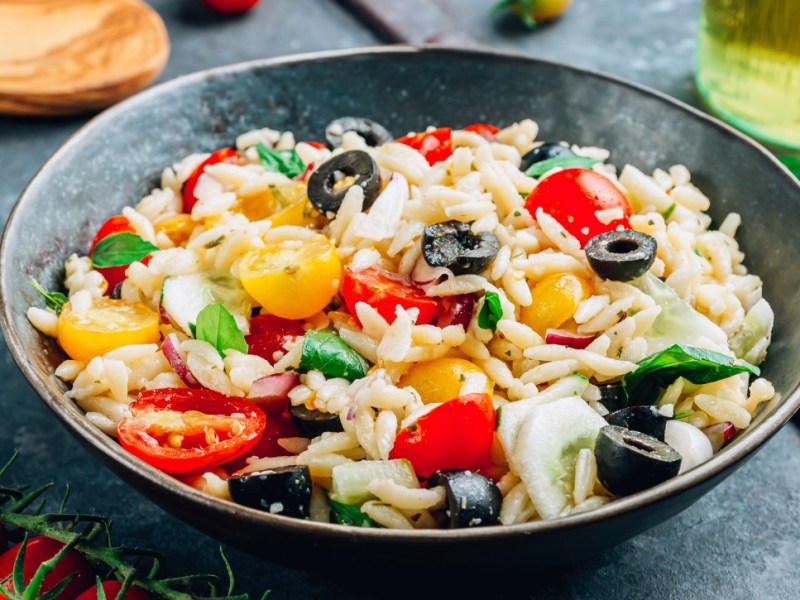 Eine Schüssel Kritharaki-Salat.