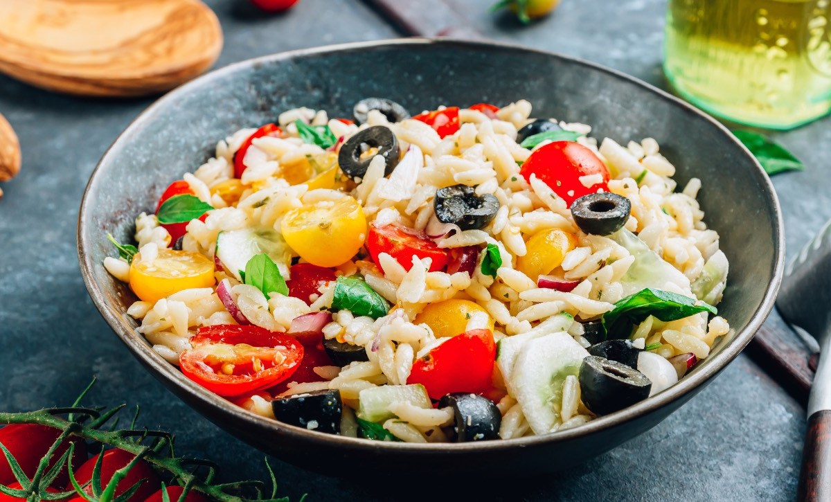 Eine Schüssel Kritharaki-Salat.