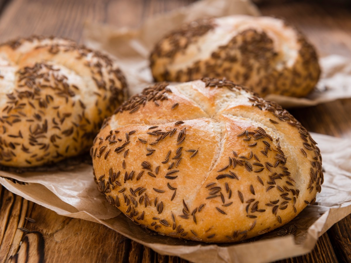 drei KÃ¼mmelbrÃ¶tchen auf Backpapier