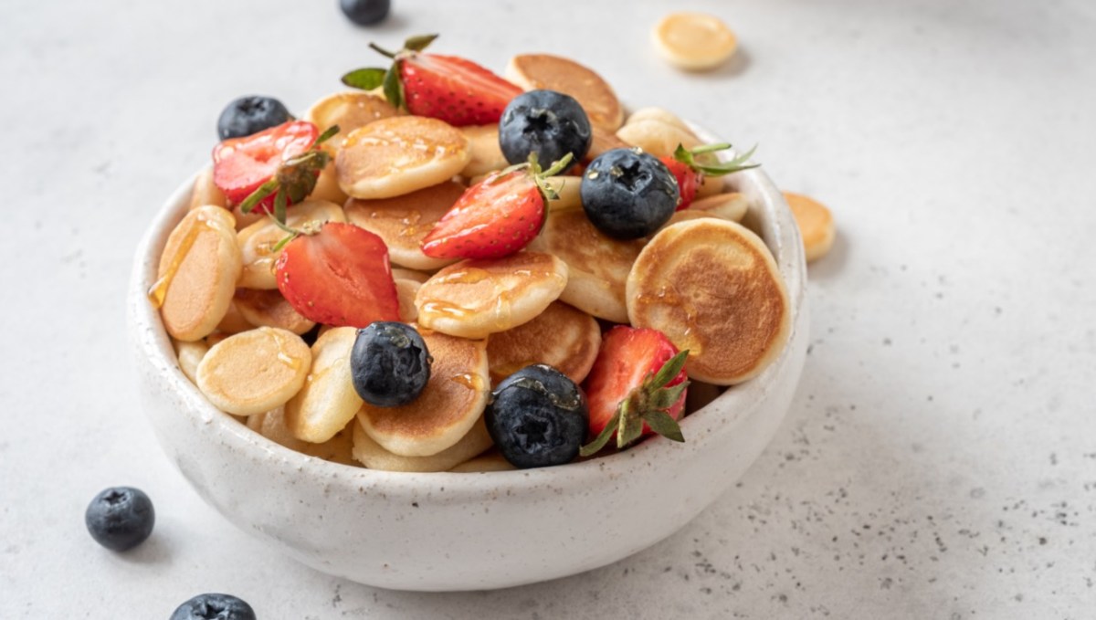 Eine Schüssel Pancake Cereal mit Erdbeeren und Blaubeeren.