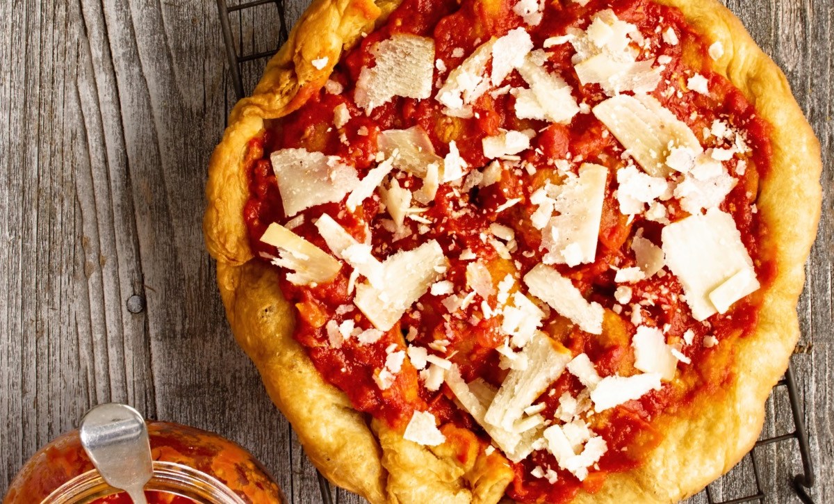 Eine Pizza Fritta Napoletana mit Parmesan von oben fotografiert.