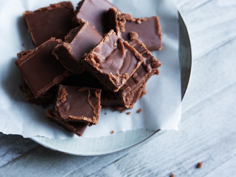 Teller mit Schokoladen-Fudge auf hellem Untergrund