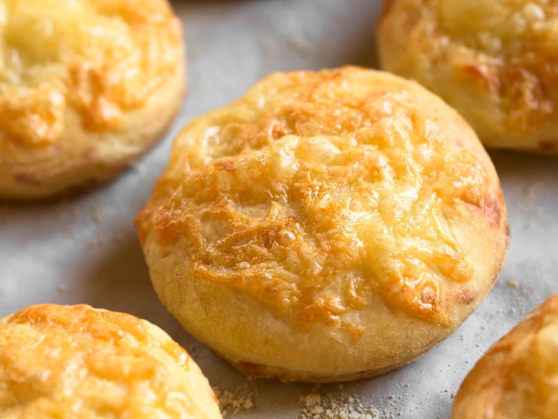 Mehrere Käsebrötchen in der Nahaufnahme