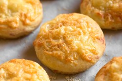 Mehrere Käsebrötchen in der Nahaufnahme