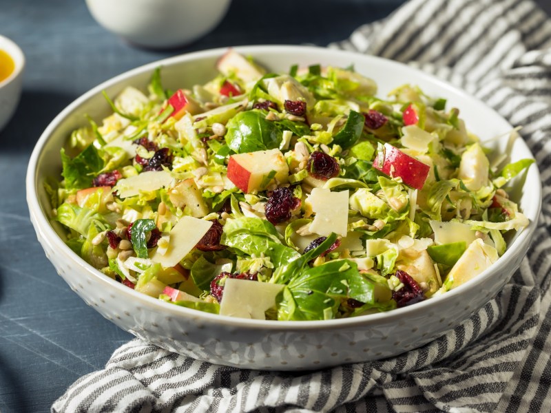 Schüssel mit Salat auf einem Tisch.