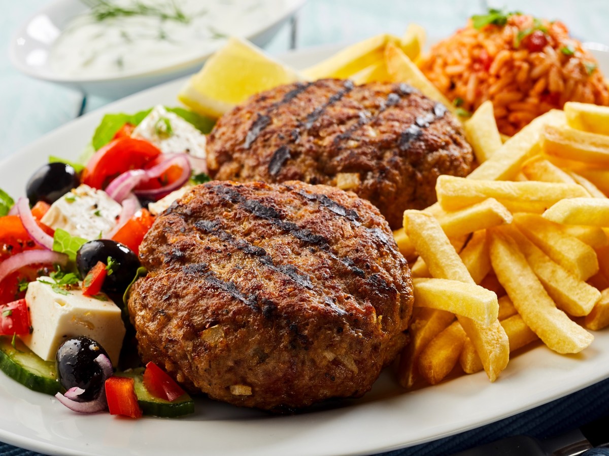 Bifteki: Rezept für griechische Hacksteaks mit Schafskäse