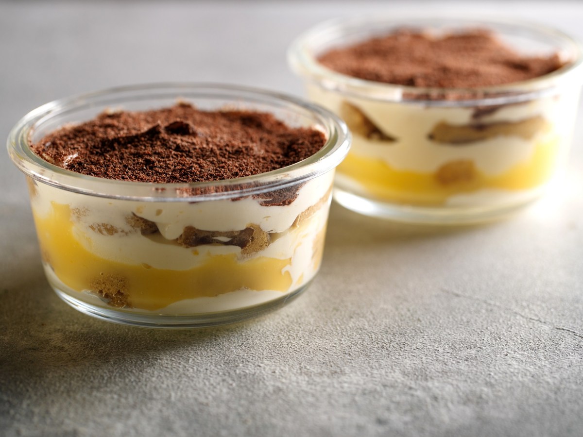 Zwei GlÃ¤ser mit EierlikÃ¶r-Tiramisu auf dunklem Untergrund.