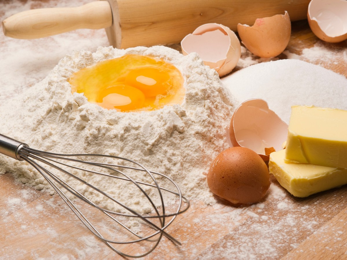 fehlende Backzusatzen ersetzen: Mehl, Eier und Schalen, Butter sowie ein RÃ¼hrbesen und ein Nudelholz.