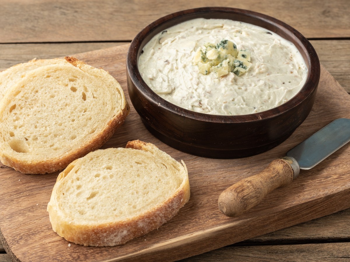 Gorgonzola-Walnuss-Dip in einer dunklen Schale mit Weißbrot serviert.