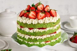 Ein Green Velvet Cake mit Mascarponecreme und frischen Erdbeeren.