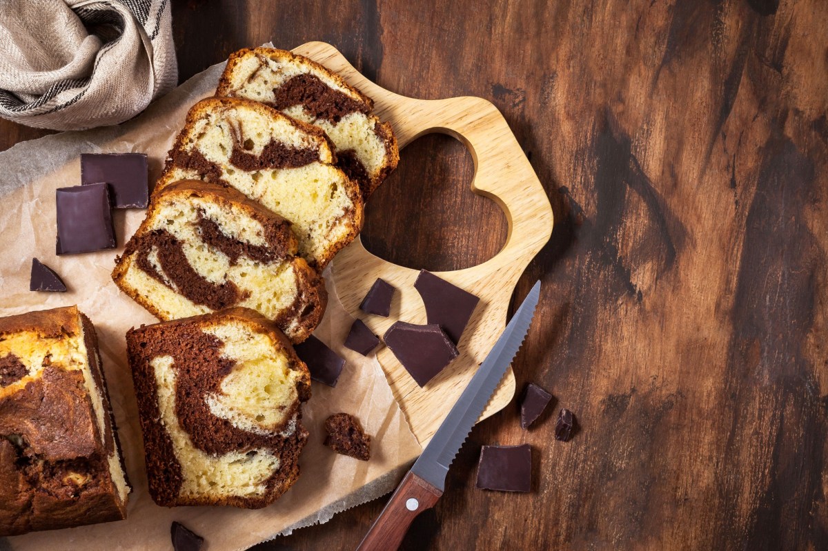 Ein Holzbrett mit aufgeschnittenem Marmorkuchen