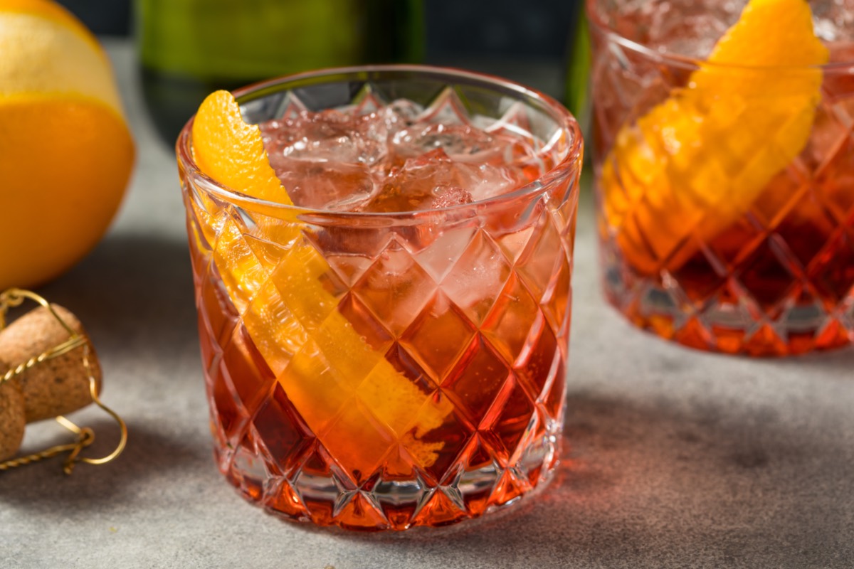 Zwei Gläser Negroni Sbagliato mit einer Orangenspalte.