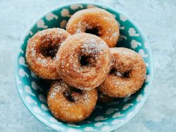 Ein Schälchen mit Rosquillas, spanischen Aniskringeln.