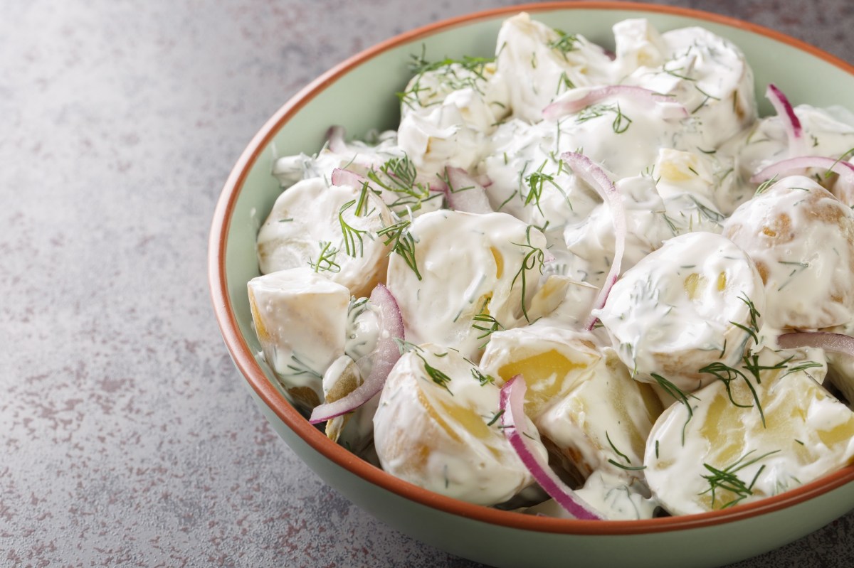 Eine Schale Schwedischer Kartoffelsalat mit roten Zwiebeln, Nahaufnahme